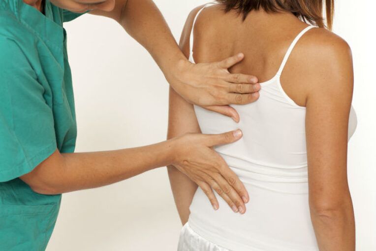 Le médecin examine le dos avec douleur sous l'omoplate gauche