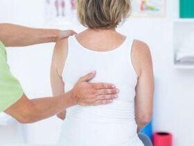 Un patient souffrant de maux de dos au niveau de l'omoplate est examiné par un médecin