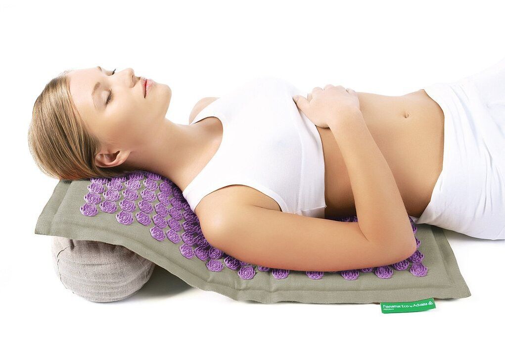 L'applicateur à aiguille aide à lutter contre l'ostéochondrose de la colonne cervicale