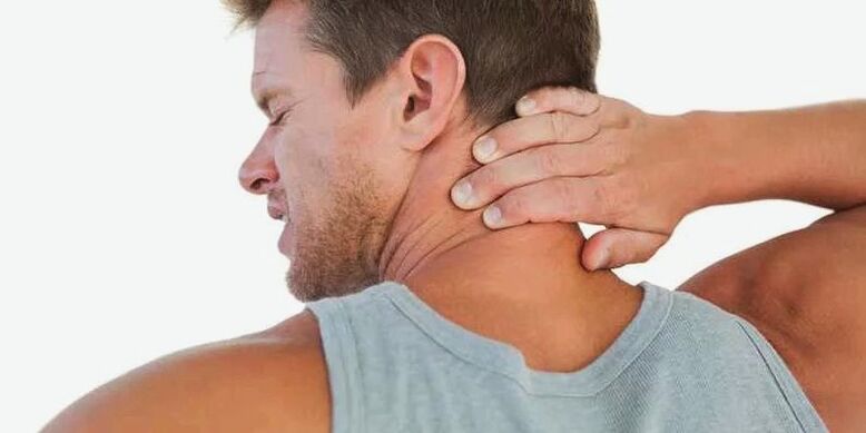 Une douleur dans le cou indique une compression des racines nerveuses dans la région du cou